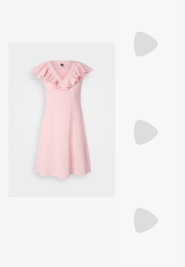 Vestido rosa com decote em V, gola franzida e mangas curtas em forma de floco. Feito de um tecido leve com uma textura suave e forma ligeiramente evasé.; Sandálias slingback em couro branco com várias tiras largas e fivelas prateadas; sola plana com um pequeno salto preto e detalhes metálicos.; Óculos de sol retangulares pretos com lentes escuras, armações de plástico brilhante e detalhes em dourado nas templetas. Design minimalista e forma elegante.; Brincos em argola dourados com um acabamento liso e brilhante. Design circular com um pequeno pino e suporte transparente para um uso seguro.