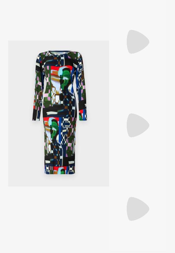 Henrik Vibskov KNIGHT DRESS - Dnevna haljina - kaleidoscope; Crne lakovane kožne cipele s otvorenom petom, šiljastim vrhom, izrezanim stranama, podešavajućom naramenicom i tankim, elegantnim potplatom.; Crvene plastične sunčane naočale s pravokutnim okvirom, zatamnjenim lećama i zlatnim logotipom na sljepoočnicama. Glatka, sjajna završna obrada.; Bordo kožna torba s zakrivljenim oblikom, jednim remenom za rame i šivenim detaljima na sredini. Glatka tekstura, minimalni dodaci.