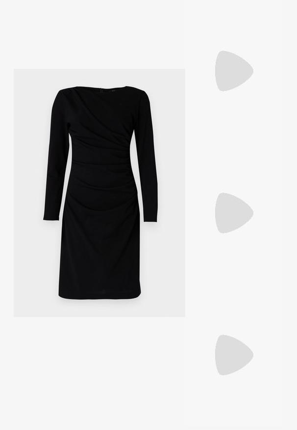 Robe noire à manches longues avec un design drapé, présentant un col rond et des détails froncés à la taille. Texture de tissu lisse.; Chaussure à talon aiguille à bout pointu avec un schema de couleurs argent, or et nude. Fini brillant avec un design découpé, dotée d'un talon stiletto.; Pochette en métal argenté avec une forme douce et arrondie et un fermoir en haut noué. Fabriquée en simili cuir lisse.; Boucles d'oreilles en argent au design minimaliste. Forme circulaire, texture lisse et profil fin. Légères avec une finition polie.