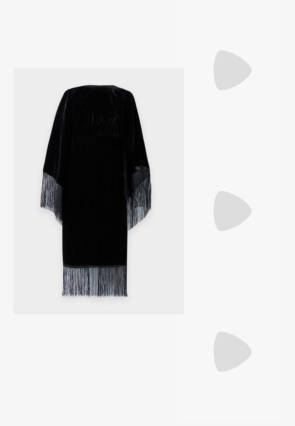 Malina TARA MIDI DRESS - Oblečenie na špeciálnu príležitosť - black; Čierne sandále na vysokom podpätku majú tenké remienky s uzlovým dizajnom, hladký štvorcový špičku a elegantný stiletto podpätok.; Svetlošedá metalická kabelka s reťazovým popruhom, ozdobená malými kruhovými kovovými štítkami a trojuholníkovým logom značky.; Strieborné kruhové náušnice s hladkým a lesklým povrchom. Okrúhly tvar, ľahký dizajn, s uzáverom na kolík.