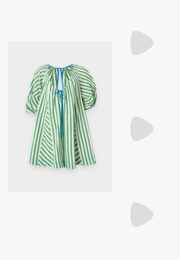 Free People BOP AROUND ROMPER - Kasdienė suknelė - green combo; Juodos šlepetės, pagamintos iš lygios odos, su plona dirželių konstrukcija ir plokščiu padu, turinčiu minimalų profilį. Be pastebimų raštų ar akcentų.; Balta odinė rankinė su tekstūruotu kreminiu pintu dugnu. Ypatumai: auksinės spalvos rankena ir suktas baltas dirželis, suteikiantis universalumo.; Sidabrinės auskarų kilpos su lygiu, blizgiu paviršiumi. Apvalios formos su šiek tiek išlenktu dizainu ir sumaišytomis briaunomis. Smeigtuko užsegimas.