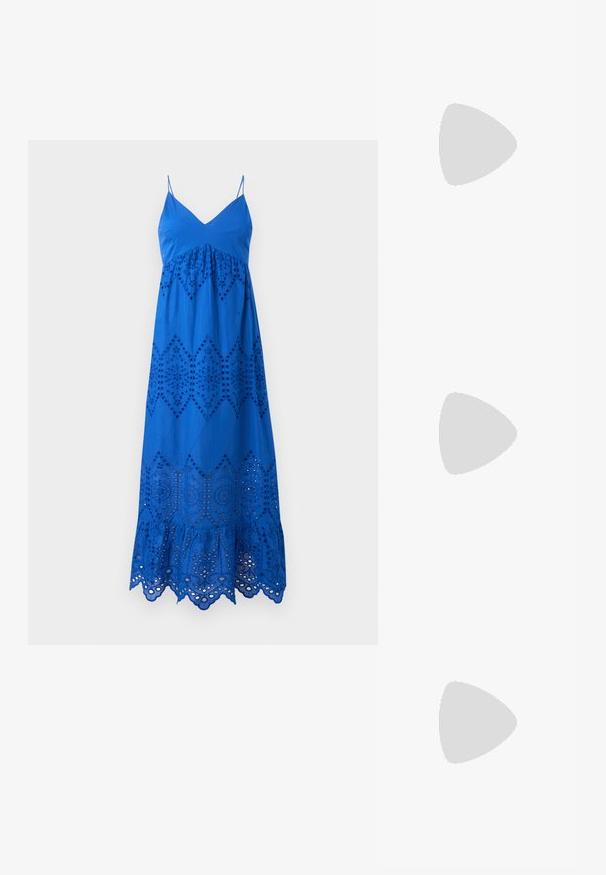 Blå bomullsmidi klänning med spaghetti band, med utklippta broderier i diamantmönster och en scallopad nederkant.; Spetsig tå högklackad sko med en färgpalett av silver, guld och nude. Glansig yta med utskärningsdesign, utrustad med en stilettklack.; Silverfärgad metallisk påse med en mjuk, rundad form och en knutstängning upptill. Tillverkad av ett mjukt material i konstläder.; Silverörhängen med en vriden design som har en blank yta och bakåtlås. Mått ca 3 cm i diameter.