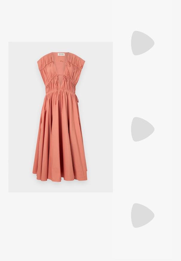 Rochie de culoare piersică cu mâneci scurte, structurate, bust plisat, decolteu adânc în V, detaliu cu fundă și fustă fluidă. Material din bumbac.; Pantofi cu toc slingback negri din patent, cu vârf ascuțit, cu imprimeu de șarpe texturat, curea ajustabilă și toc scurt texturat.; Geantă neagră din piele, tip crossbody, cu două buzunare frontale, catarame aurii, închidere cu fermoar și o curea subțire. Suprafață texturată și formă rectangulară compactă.; Cercei din metal auriu, cu un design curbat și alungit. Au o suprafață netedă și strălucitoare, cu un vârf rotunjit pentru un detaliu suplimentar.