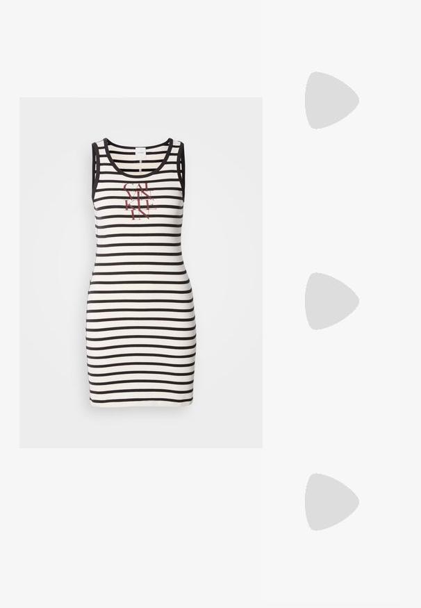 Haljina bez rukava od pamuka s crno-bijelim horizontalnim prugama. Sadrži ispisani logo u crvenoj boji na prednjoj strani. Prikladnog kroja.; Crne sandale s trakama, kvadratnim prstom i niskom blok petom. Ima više tankih trakica i podesivu trakicu oko gležnja. Izrađene su od glatke kože.; Crna torba od sintetičke kože s zakrivljenim dizajnom, prednjim džepom na zatvarač i dekorativnom hardverom te odvojivom okruglom novčanikom.; Zlatni prsten s teksturiranim, valovitim dizajnom koji ima tri istaknuta vrha. Glatka, sjajna površina s otvorenom trakom za podešavanje veličine.