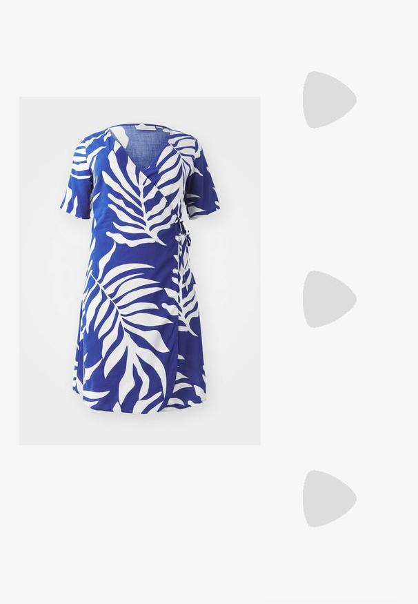 Vestido envelope em tecido azul com grandes padrões de folhas brancas, mangas curtas e um detalhe de laço na cintura. Textura suave.; Saltos altos pretos com bico fino e atilho ajustável no tornozelo. Confeccionados em couro suave, apresentam um salto bloco robusto.; Bolsa preta com forma estruturada, textura suave e um fecho metálico. Combinada com calças largas pretas e sandálias de salto aberto sobre um chão de madeira.; Brincos em tom de ouro com formas onduladas e texturizadas. Inclui studs escultóricos com presilha e um design de argola aberta com um acabamento martelado.