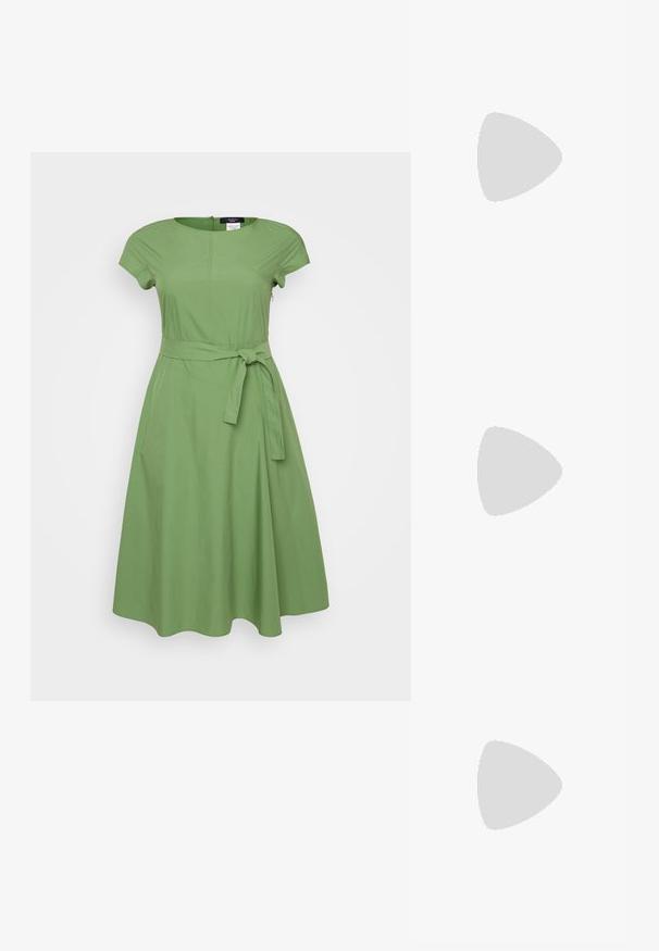 WEEKEND MaxMara MAGMA - Nappali ruha - verde; Fehér bőr sportcipők, alacsony fazonban, sima textúrával, kerek orral, fűzős előlappal és egy kis hímezett logóval az oldalon.; Fekete bőrből készült félhold táska aranyszínű hardver díszítéssel, cipzáros záródással. Szürke pulóver felett keresztben viselve.; Arany színű csomó fülbevalók, csavart formával. Minden fülbevaló mögött egy kör alakú átlátszó támasz található a biztonságos viselés érdekében.
