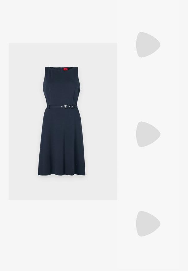 Laivastonsininen hihaton mekko, jossa on istuva bodice ja liehuva hame, vyötäröllä vyö hopeisilla yksityiskohdilla ja takana vetoketjukiinnitys.; Mustat korkokengät sandaalit, joissa on ohuet hihnat solmittuna, sileä neliön muotoinen varvasosa ja tyylikäs stiletto-korko.; Vaalea harmaa metallinen käsilaukku, jossa on ketjusanka. Laukku on koristeltu pienillä pyöreillä metallikoruilla ja kolmion muotoisella brändilogolla.; Hopehopeet hopehopeet hopehopeet hopehopeet, jolla on sileä, kiiltävä pinta. Pyöreä muoto, kevyt rakenne, jossa on neulakiinnitys.