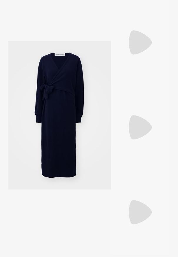 Laivasto sininen kietaisumekko pehmeästä kankaasta, pitkät hihat, vyötäröllä solmittava yksityiskohta ja keskikokoinen malli. Sujuva pinta, v-kaula-aukko.; Valkoiset nahkakengät, matala malli, jossa on sileä pinta, pyöreä kärki, nauhakiinnitys edessä ja pieni brodeerattu logo sivulla.; Mustelman mustahuulikoobas koos kuldsete detailidega, millel on lukk. Kandmisel üle keha halli kampsuni peal.; Kultaketjut korvakorut, joissa on kierretystä muotoilusta valmistettu solmu. Jokaisessa korvassa on pyöreä, kirkas tausta varman käyttömukavuuden takaamiseksi.