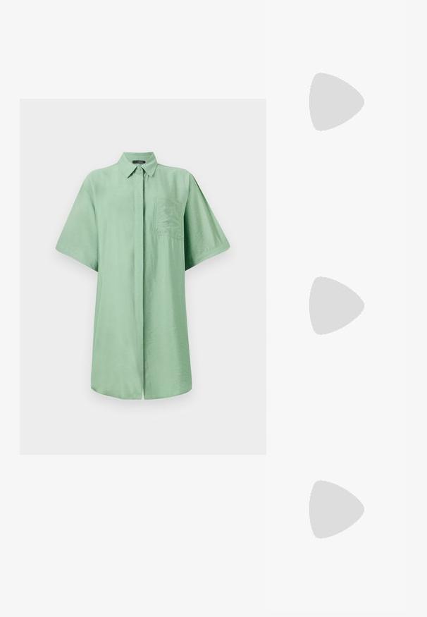 Kurzarmhemd aus leicht grünem Stoff mit Kragen, Vorderknopfverschluss und Brusttasche. Glatte Textur und lockere Passform.; Schwarzer Lackleder Slingback-Schuh mit spitzem Zehenbereich, Knöchelriemen mit silbernen Schnallen und Beschlägen sowie einem schlanken Absatz.; Goldfarbene metallische Handtasche mit strukturiertem Design, glatter Textur und verstellbarem Tragegurt. Sie verfügt über eine einzigartige dreieckige Form und minimalistische Nähte.; Ohrringe in Goldoptik mit strukturierten, gewellten Formen. Beinhaltet skulpturale Clip-Ohrringe und ein offenes Hoop-Design mit gehämmertem Finish.