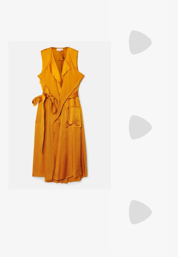 Victoria Beckham TRENCH DRESS - Juhlamekko - ginger; Musta patent slingback-kiilakorko teräväkärkisellä muotoilulla, jossa on teksturoitu käärmeennahkakuosi, säädettävä remmi ja lyhyt, teksturoitu blokkiheel.; Ruskean teksturoidun nahkasta valmistettu crossbody-laukku, jossa on kultaketjuhihna ja läppäkiinnitys. Edessä on logodetail ja tasku läppäisen alla.; Korvakorut kultasävytteistä metallista, joissa on kaareva, pitkänomainen muoto. Ominaisuuksiin kuuluu sileä, kiiltävä pinta ja pyöreä kärki lisäyksinä.