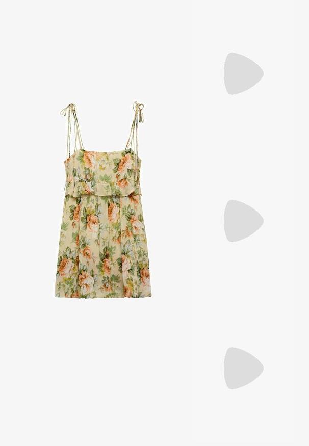 Robe d'été fleurie en beige clair avec des roses pêche et vertes. Elle présente des bretelles fines, une taille froncée et une coupe fluide et ample.; Ballerine en cuir marron avec un bout pointu et un bord élastique froncé autour de l'ouverture. Semelle plate, texture lisse, design minimaliste.; Lunettes de soleil avec une monture jaune translucide et des verres teintés en vert. Design angulaire avec des branches larges, portées avec une chemise blanche à accents verts.; Sac à épaule en daim beige avec une grande ouverture et de longs accessoires en frange de chaque côté, présentant une texture lisse et une seule anse.