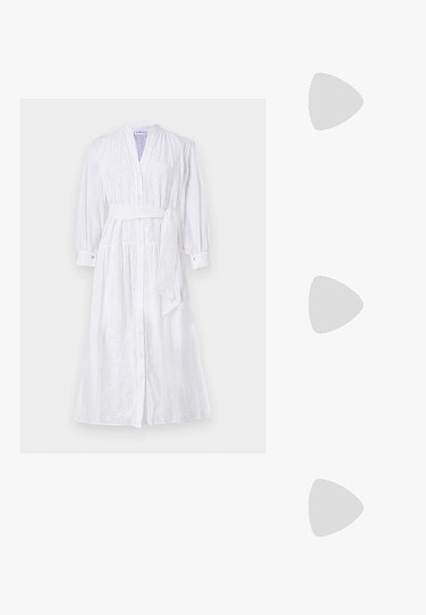 Marella SETOLA - Freizeitkleid - bianco ottico; Weißes kurzärmliges T-Shirt aus geripptem Stoff. Runder Halsausschnitt, normale Passform und dezente Nähte. Keine Muster oder Grafiken.; Schwarzer Leder-Slingback-Schuh mit spitzem Zehenbereich, ausgestattet mit einem geflochtenen Akzent und einem gefalteten Oberdesign. Flache Sohle mit minimalem Zubehör.; Braune Ledertasche mit Klappenverschluss, Beschlägen in Goldfarbe, einem Schultergurt und einer glatten Oberfläche. Kompakte rechteckige Form.