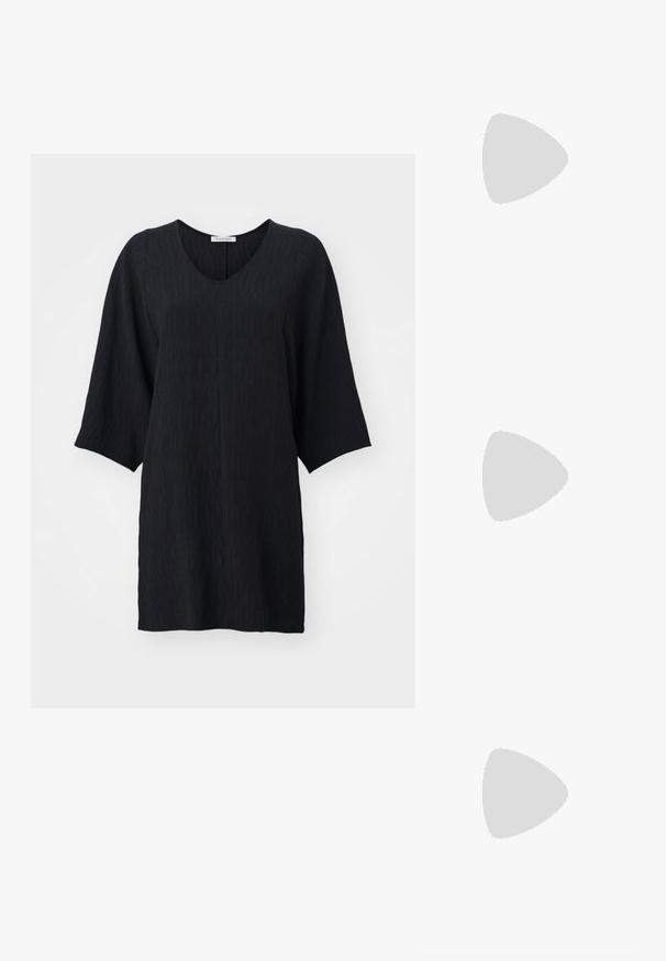 Schwarze Tunika mit V-Ausschnitt und weiten Dreiviertelärmeln. Der strukturierte Stoff weist ein dezentes Muster auf und bietet eine lässige Silhouette.; Schwarze Ledersandale mit quadratischer Zehenpartie, dünnen Riemen, verstellbarem Knöchelriemen und einem niedrigen Absatz. Mit einem kleinen goldenen Akzent am Riemen.; Schwarze Handtasche aus Krokodilprägung mit strukturiertem Design, Oberhandgriff, verstellbarem Tragegurt und einem auffälligen Logo-Detail auf der Vorderseite.; Texturierte Ohrringe aus goldenem Metall mit einem skulpturalen, spiralförmigen Design. Sie verfügen über glatte Oberflächen und lichtreflektierende Kurven.