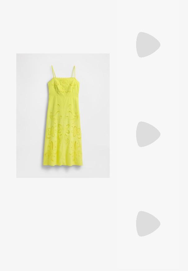 Żółta midi sukienka z cienkimi ramiączkami oraz haftem w kwiatowe wzory na korpusie i spódnicy, wyeksponowana na białym tle.; Czarne lakierowane buty typu slingback z ostrym noskiem, paskami na kostkach z srebrnymi klamrami i elementami metalowymi oraz smukłym obcasem.; Złota metaliczna torebka o strukturalnym designie, gładkiej powierzchni i regulowanym pasku. Charakteryzuje się unikalnym trójkątnym kształtem i minimalistycznym przeszyciem.; Złote kolczyki w odcieniu, prezentujące teksturowane, faliste kształty. Zawierają rzeźbiarskie klipsy i otwarty projekt kółek z młotkowanym wykończeniem.