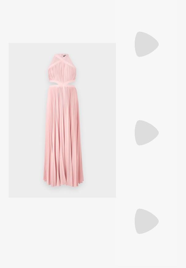 Garšīga, rozā kleita ar pleitu dizainu, haltera kakla izgriezumu un izgriezumu viduklī. Gluda tekstūra un plūstoša silueta, piemērota formāliem pasākumiem.; Maje Augstpapēžu sandales - noir; Brūnas ādas rokassoma ar strukturētu apdari, plektiem un sānu pušķiem; tai ir noņemams plecu siksna ar metāla akcentiem.; Zelta tonī auskari ar vairākiem kaskādes ķēdēm, kas rotāti ar caurspīdīgiem ovāliem rhinestone akcentiem un dekoratīvām pīrsingiem.