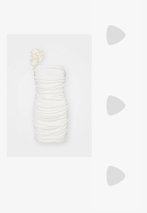 Rochie albă fără bretele, cu material plisat, având un accent floral texturat pe o umăr. Material neted, elastic, cu o siluetă ajustată.; Sandale cu toc din piele patent neagră, cu vârful ascuțit și un toc mic bloc, având un accent cu cataramă argintie pe curea.; Geantă din piele neagră, cu o formă curbată, curea detașabilă și accesorii aurii. Geanta are un capac cu un detaliu tip cataramă.; Cercei din aur în formă de cerc cu un design răsucit, având suprafețe texturate și un mic sistem de închidere tip clapă. Diametrul este de aproximativ două inci.