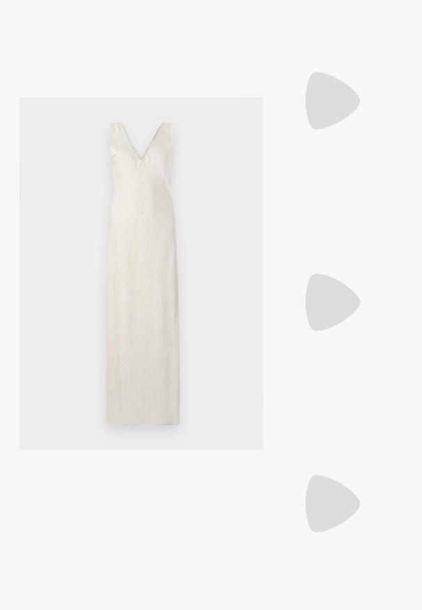 Lång, krämfärgad klänning med V-ringning och tunna band. Tyget är slätt med subtila dekorativa perforeringar genom hela plagget.; Svarta lackläder slingback klackar med spetsig tå och geometrisk klack. Har en elegant, minimalistisk design och slät yta.; Svart läderhandväska med en böjd form, avtagbar rem och guldiga detaljer. Väskan har ett lock med en spänndetalj.; Örhänge i guldtonad metall med en elegant, böjd design. Har en distinkt spetsig form, polerad yta och gångjärnslås.