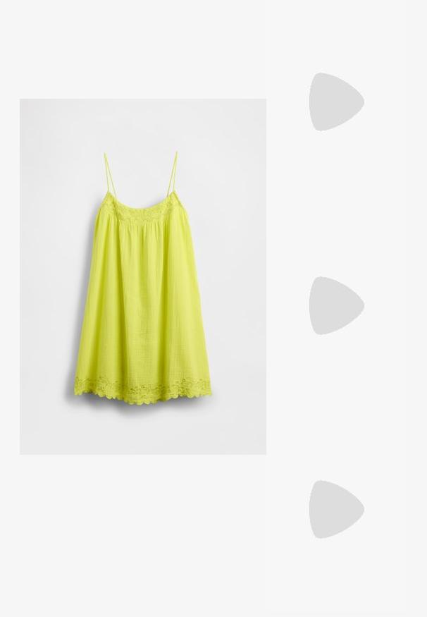 Limeta zelena obleka s tankimi naramnicami, teksturirano tkanino, elastičnim zgornjim delom in nazobčenim čipkastim robom z vezenjem cvetličnih motivov.; Rjava brezrokavna majica s kvadratnim izrezom, narejena iz mehkega, elastičnega materiala. Ima oprijet kroj in ravne šive.; Sandal z jasnim petnikom s prozornim zgornjim delom, bež podplatom in sivim trakcem okoli gležnja. Ima koničast nos in tanek visoki petek.; Bela sintetična torbica v obliki trikotnika, z ravnim sprednjim poklopcem in detajlom mašne, nastavljivim trakom, gladko teksturo in minimalističnim dizajnom.