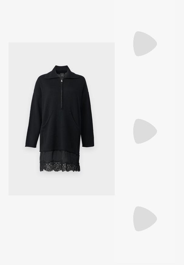 Maglione nero lavorato a maglia con colletto a mezza cerniera, maniche lunghe, due tasche anteriori e dettaglio in pizzo sull'orlo.; Sandali neri con tacco, caratterizzati da un design a cinturino sottile, punta quadrata e tacco medio a blocco. Realizzati in pelle liscia con una finitura opaca.; Borsa a tracolla in pelle nera con una texture morbida, forma triangolare e tracolla regolabile, abbinata a una camicia a righe blu chiaro e pantaloni bianchi.; Orecchini a cerchio argentati con un design liscio e curvo. Presentano una finitura metallica lucida e una chiusura a perno. Nessun motivo o accentuazione visibile.