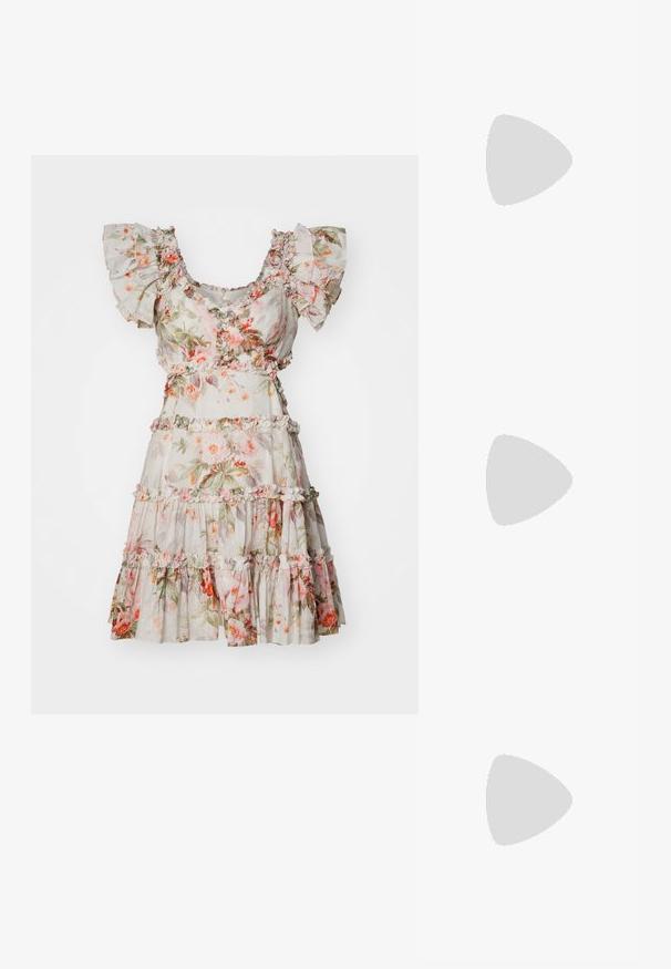 Needle & Thread PARADISE GARDEN BACKLESS MICRO MINI DRESS - Vestido de cóctel - moonshine; Camisa de vestir blanca de manga larga hecha de algodón. Presenta un cierre de botones en la parte frontal, un cuello tipo punta y un bolsillo en el lado izquierdo del pecho.; Bailarina de piel negra con punta redondeada, textura suave, detalle de costura minimalista y diseño de suela flexible.; Pañuelo cuadrado de seda con un diseño de flores y aves en colores pastel, bordeado por un borde pink ondulado. Textura suave y ligero.