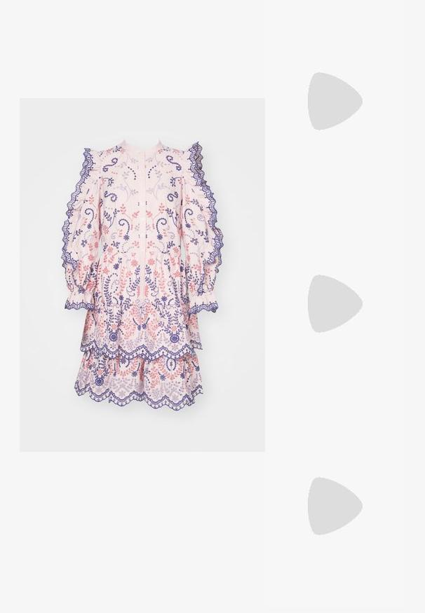 Helles rosa Kleid mit floraler Stickerei in Lila und Koralle. Verfügt über geraffte Ärmel und einen geschichteten Rock mit gewelltem Saum. Knöpfe vorne.; Schwarze Leder-Ballettschuhe mit abgerundeter Spitze, glatter Textur, minimalen Nähdetails und einem flexiblen Sohlen-Design.; Einkaufstasche aus cremeweißer, strukturiertem Leder mit einer einzigartigen oberen Öffnung, verstellbarem Schultergurt und markanten schwarzen Hardware-Akzenten.; Silberne Creolen mit einer glatten, glänzenden Oberfläche. Abgerundete Form, leichtes Design, mit einer Steckverschluss. 