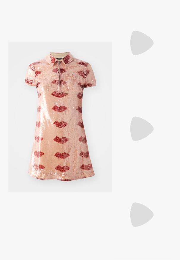 Krátke ružové polo šaty pokryté flitrami s červenými vzormi pier a predným zipsom.; Čierne lakované kožené slingback topánky s špicatou špičkou, remienkami okolo členku s striebornými prackami a hardvérom, a štíhlým podpätkom.; Zlatá metalická kabelka so štruktúrovaným dizajnom, hladkou textúrou a nastaviteľným popruhom. Obsahuje jedinečný trojuholníkový tvar a minimalistické šitie.; Náušnice v zlatej farbe s textúrovanými, vlnitými tvarmi. Obsahujú sochárske klipsové náušnice a otvorený tvar krúžku s kladivkovým povrchom.