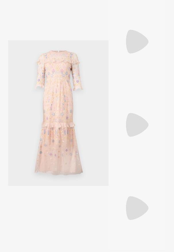 Geborduurd rozenklein jurk van transparante stof, met bloemenpatronen, een gerimpelde halslijn en driekwart mouwen.; Witte leren sneakers, laag model, met een gladde textuur, ronde neus, vetersluiting aan de voorkant en een klein geborduurd logo aan de zijkant.; Zwarte leren halfronde tas met een gouden hardware accent, voorzien van een ritssluiting. Draagt crossbody over een grijze trui.; Gouden knoopstuds met een gedraaide design. Elke oorring heeft een ronde transparante achterkant voor een veilige draagervaring.