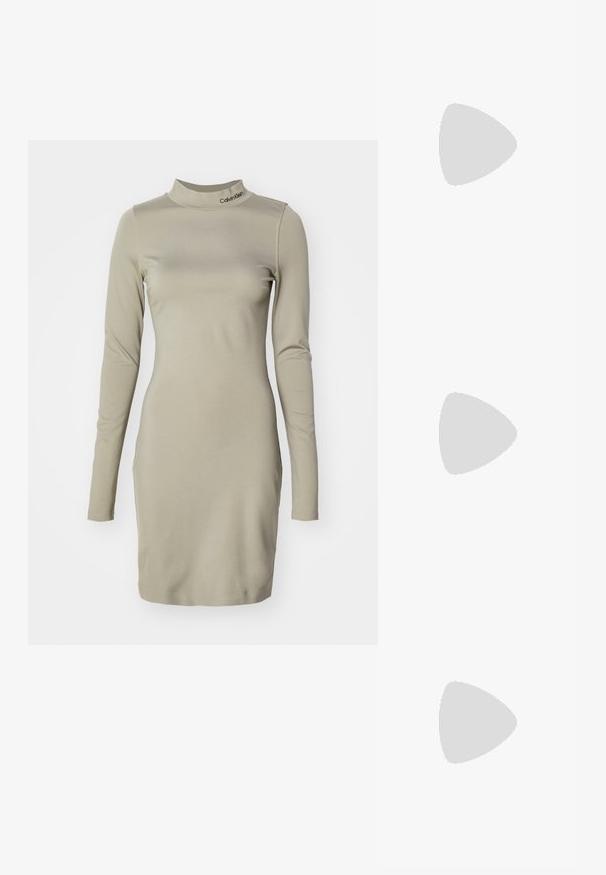 Φωτεινό ελαιόχρωμο φόρεμα με μακριά μανίκια και υψηλό λαιμό, κατασκευασμένο από ελαστικό ύφασμα, με διακριτικό λογότυπο στη γάμπα. Κομψή εφαρμογή.; Μαύρο παπούτσι slingback με αιχμη�ρή μύτη και χαμηλό τακούνι, κατασκευασμένο από λείο δέρμα με σχέδιο κοπής στη πλευρά για αερισμό.; Λευκή δερμάτινη τσάντα χειρός με καμπυλωτό σχήμα, διαθέτει ανάγλυφο λογότυπο "CK" μπροστά και μία ενιαία λαβή ώμου. Κλείσιμο με φερμουάρ στην κορυφή.; Ασημένια σκουλαρίκια κρίκοι με λεία, λαμπερή φινίρισμα. Στρογγυλό σχήμα, ελαφρύ σχέδιο, με κλείσιμο τύπου πίσω.