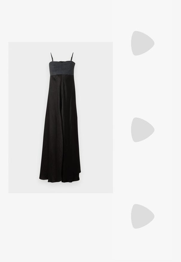 Svart, lång klänning med ett figursytt bandeau-bh i helt mörkgrå, tillverkat av slätt tyg med en subtil lyster. Justerbara spaghettiband.; Svarta högklackade sandaler har tunna remmar med en knuten design, en slät fyrkantig tå och en smal stilettklack.; Ljusgrå metallisk handväska med kedjestropp, prydd med små cirkulära metallnitar och en triangulär logotyp.; Silverfärgade hängande örhängen med en slät, blänkande yta. Rundad form, lätt design, med ett stift- och bakstängning.