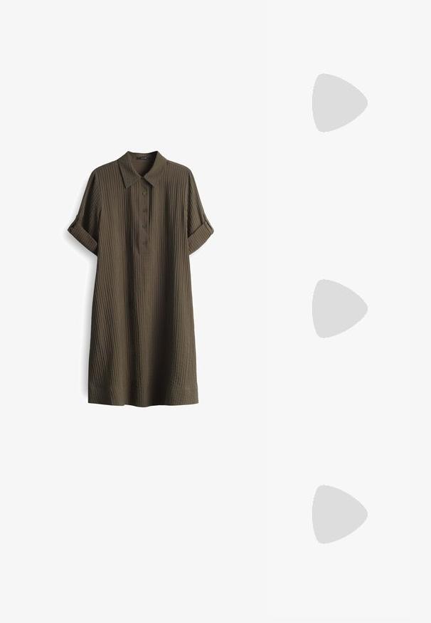 Olivgrünes Kurzarmkleid mit einem kragenlosen Ausschnitt, Knopfleiste und strukturiertem Rippstoff. Hochgerollte Ärmel und lockere Passform.; Zwei grundlegende Tanktops in Schwarz und Weiß, aus einem glatten, dehnbaren Stoff. Mit dünnen Trägern und einem schlichten, taillierten Design.; Schwarze Gummi-Flip-Flop-Sandale mit einem strukturierten Riemen und einfacher flacher Sohle, von der Seite auf einem schlichten hellen Hintergrund dargestellt.; Schwarze Sonnenbrille mit braun getönten Gläsern; rechteckige Form mit einem dicken Rahmen, einschließlich subtiler Hardware-Akzente an den Bügeln.