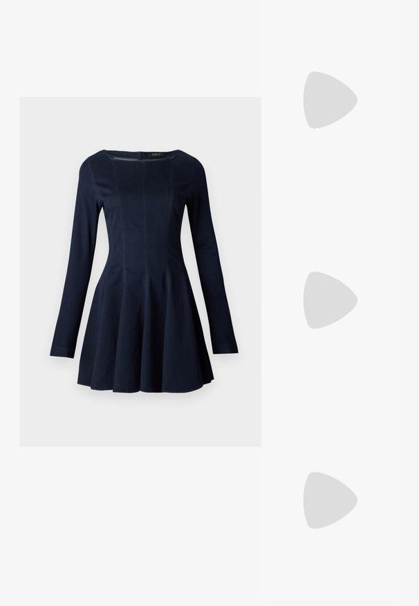 Mørkeblå denim langermet kjole med tettsittende liv og utbrettskjørt, med subtile sømdetaljer og rund hals.; Sølvmetallisk slingback sandal med lav hæl, som har korslagte stropper og en glatt tekstur. Minimalistisk design.; Hvit lær håndveske med en buet form, justerbar stropp og en liten spenne-detalj. Modellen har på seg en tettsittende svart antrekk.; Gullfargede øredobber med teksturerte, bølgete former. Inkluderer skulpturelle klipsstuds og åpen hoop-design med en hamret finish.