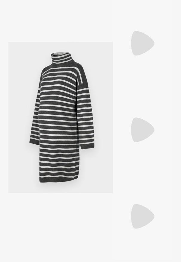 Abito premaman a righe in grigio scuro e grigio chiaro, con collo alto, vestibilità ampia e maniche lunghe, realizzato in un morbido tessuto a maglia.; Sandalo nero con cinturini, dalla punta squadrata e tacco basso a blocco. Presenta diversi cinturini sottili e una cinturini regolabile alla caviglia. Realizzato in pelle liscia.; Borsa a tracolla nera in pelle con una texture liscia, forma rettangolare e dettaglio in catena metallica sul davanti. Inclusa una tracolla regolabile.; Orecchini a goccia in argento con perno quadrato, caratterizzati da una finitura liscia e lucidata e da una forma a goccia, che riflettono la luce grazie a una superficie lucida.