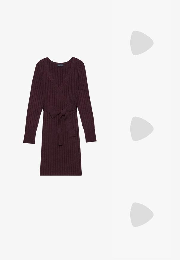 Robe portefeuille côtelée bordeaux à manches longues, décolleté en V et ceinture assortie à la taille. Texture douce avec un motif vertical.; Bottes de cow-boy en cuir tan avec un bout pointu, des motifs en spirale brodés sur la tige, et un talon bloc empilé. Équipées d'une languette pour un enfilage facile.; Lunettes rectangulaires marron avec des verres transparents et des nuances violacées. Monture en plastique lisse avec des branches droites et des accents subtils.; Boucles d'oreilles en argent avec une finition lisse et polie. Forme ronde et fermeture à clip sécurisée. Design léger adapté pour un port quotidien.