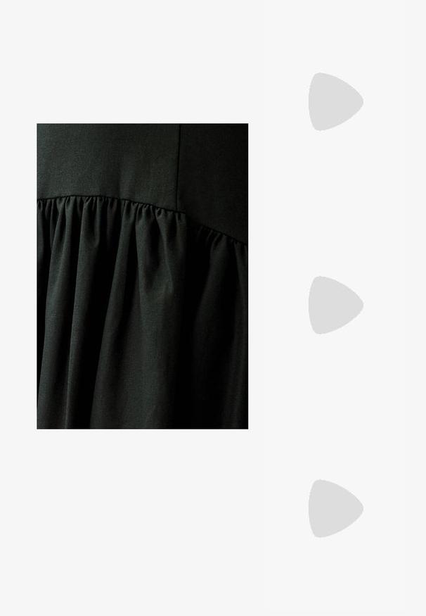 WILLA QIN - Maksimekko - black; Ballettflats i hvit og brun kuprintet pels, med rund tå og stropp med detalj av sirkulær spenne. Flatt såle.; Henrik Vibskov MEGAN SUNGLASSES UNISEX - Aurinkolasit - black; Mustat samettinen käsilaukku, jossa on sileä nahkareunus, kaksinkertaiset pyöreät kahvat, irrotettava hihna ja metallivetoketjukiinnitys. Logo painettuna etupuolelle.