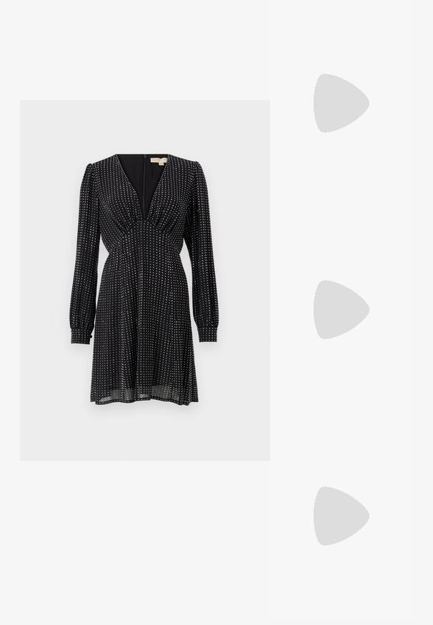 Musta mekko, jossa on pitkät poimutetut hihat ja syvä V-pääntie. Mekossa on valkoisia pilkkuja kauttaaltaan ja kankaan vyötärö on vyötäröltä kireä. Takana vetoketjukiinnitys.; Musta patent slingback-kiilakorko teräväkärkisellä muotoilulla, jossa on teksturoitu käärmeennahkakuosi, säädettävä remmi ja lyhyt, teksturoitu blokkiheel.; Musta nahkainen olkalaukku, jossa on kaksi etutaskua, kultaiset soljet, vetoketjukiinnitys ja kapea hihna. Teksturoidun pinnan ja kompaktin suorakaiteen muoto.; Kulta-sävyiset korvakorut, joissa on suorakulmainen, kirkas kivi roikkumassa pienen, pyöreän kirkkaan korosteen rivin alapuolella. Tyylikäs, moderni muotoilu.