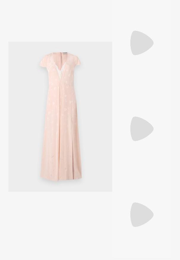 Lichtroze jurk met capmouwen, een diepe V-hals, kantdetails en subtiele hartpatronen; vloerlengte met een split aan de zijkant.; Zwarte leren ballerina met een ronde neus, gladde textuur, minimale stikdetails en een flexibele zoolontwerp.; Zwarte leren handtas met franjes, gouden schouderband van schakels en een uitsnijding in de handgreep. Heeft het logo prominent aan de voorkant.; Gouden oorbellen met meerdere waterval kettingen, voorzien van heldere ovale rhinestone accenten en decoratieve studs aan de bovenkant.