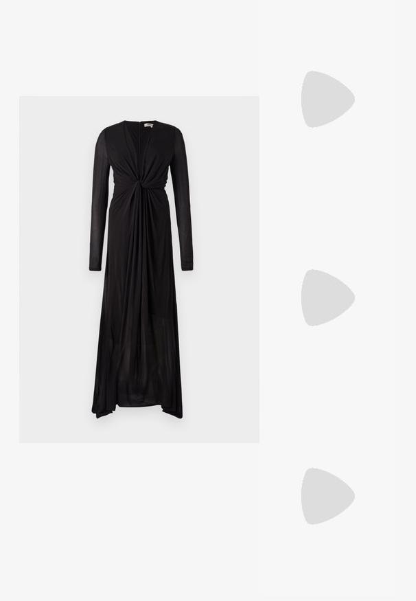 Sorte langærmede kjole med en knyttet frontdetalje og flydende stof. Har en dyb V-halsudskæring og en gradvis kant for elegant drapering.; Hvide lædersneakers, lavtop design, med en glat tekstur, rund tå, snørret front og et lille broderet logo på siden.; Sort læder halvmåne taske med en guldfarvet hardware detalje, der har en lynlåslukning. Båret som crossbody over en grå sweater.; Guldtonede knude-stud øreringe med et vredet design. Hver ørering har en cirkulær klar bagside for sikker brug.