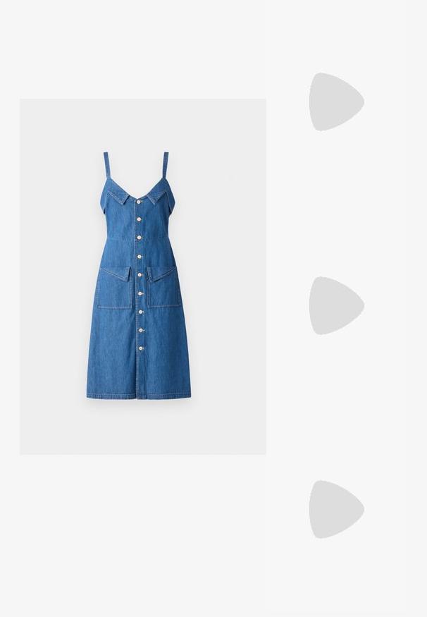 Denim midi suknelė su špagetėmis, V formos iškirpte, mygtukų priekyje, dviem didelėm priekinėm kišenėm ir kontrastingomis siuvimo detalėm. Mėlynos spalvos.; Aukso metalinis kulnas sandalai su kampiniu bloku, dviem dirželiais virš pėdos ir reguliuojamu kulkšnies dirželiu. Lygus paviršius.; Juodas odinis rankinukas su lygiu paviršiumi. Turi reguliuojamą diržą ir elegantišką, minimalistinį dizainą su užtrauktuku.; Auksinės spalvos žiedas, turintis organišką, sukimosi dizainą su lygiu paviršiumi ir siaurėjančiais galais, sukuriantis modernią skulptūrinę išvaizdą.