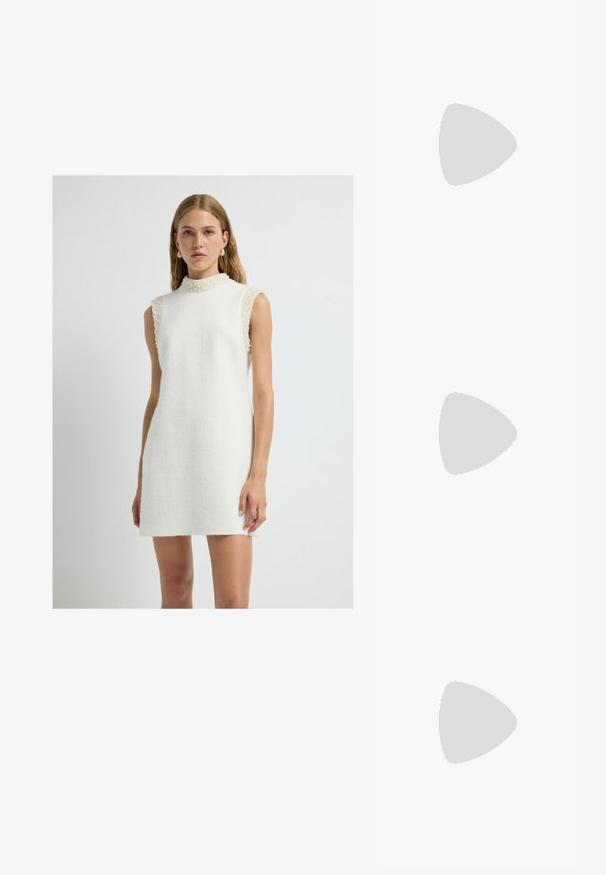 Sleevless hvid kjole lavet af tekstureret stof med høj krave, med perleaccentuerede skuldre og en lige silhuet.; Guld, metalliske slingback-hæle med spids tå og kraftig hæl. Glat tekstur, minimalistisk design og en smal strop.; Sort læderhåndtaske med en buet form, aftagelig rem og guldfinish. Tasken har en klap med en spænde detalje.; Guldtonet metal ørering med et slankt, buet design. Har en karakteristisk spids form, poleret overflade og hængselåbning.