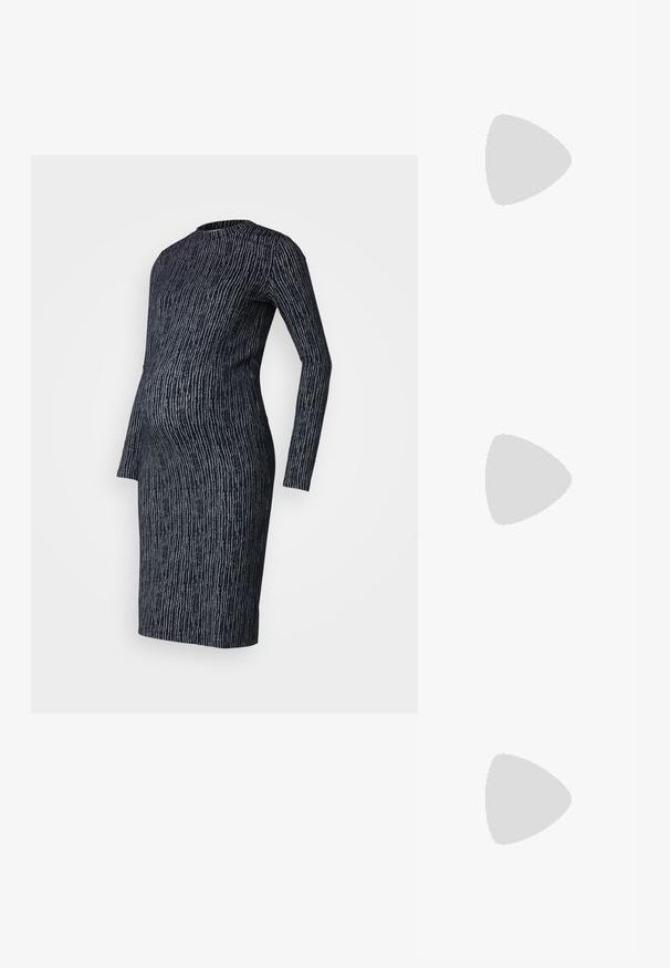 Vestido de maternidade em malha azul escura com padrão de riscas cinza claro, mangas longas, silhueta ajustada e decote redondo.; Sapato de salto alto slingback prateado com bico fino, acabamento metálico, duas correias decorativas e um salto esbelto com ponta preta.; Bolsa metálica prateada com uma forma estruturada, apresentando uma alça superior e um detalhe de laço na frente. Textura suave, acabamento reflexivo.; Quatro pares de brincos de prata: dois designs de argolas lisas e brilhantes, um texturizado e um coberto com pequenas pedras de strass transparentes.