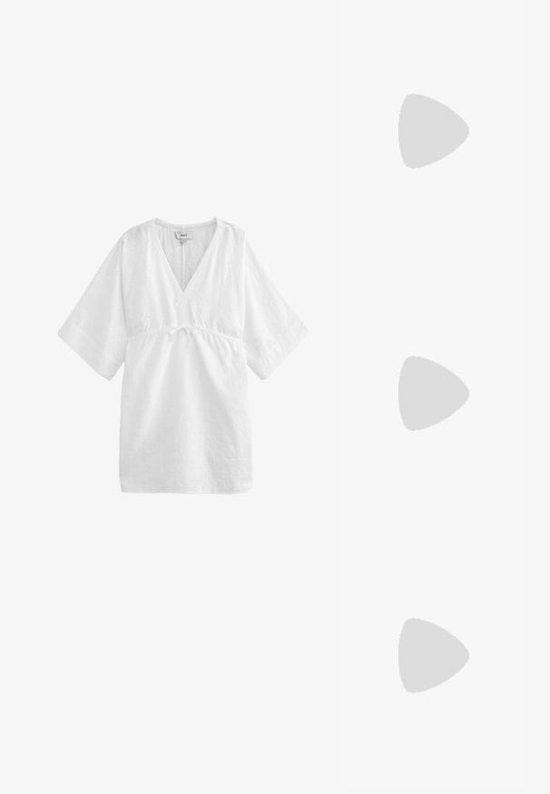 Next KAFTAN - Robe de jour - white broderie; Ballerines slingback rose pâle avec un bout pointu, fabriquées en un matériau semblable au cuir lisse. Présentent des découpes sur les côtés et un talon plat.; Lunettes de soleil rectangulaires brunes avec des verres dégradés, des montures épaisses et un détail de logo sur le côté. Matériau en plastique lisse, design minimaliste.; Sac à main en métal doré avec un design structuré, texture lisse et bandoulière ajustable. Présente une forme triangulaire unique et des coutures minimalistes.