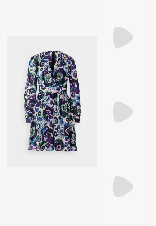 Robe colorée avec un décolleté en V, des manches longues et une taille ajustée. Motif floral violet, vert et bleu sur un fond clair.; Chaussures slingback en cuir verni noir avec un bout pointu, des détails en métal argenté et un faible talon bloc. Texture lisse et brillante tout au long.; Sac bandoulière en cuir noir avec une texture lisse, de forme rectangulaire et un détail en chaîne métallique à l'avant. Sangle réglable incluse.; Boucles d'oreilles en ton argent, au design en anneau torsadé, présentant une surface texturée et des détails nervurés, sécurisées par une fermeture à tige.