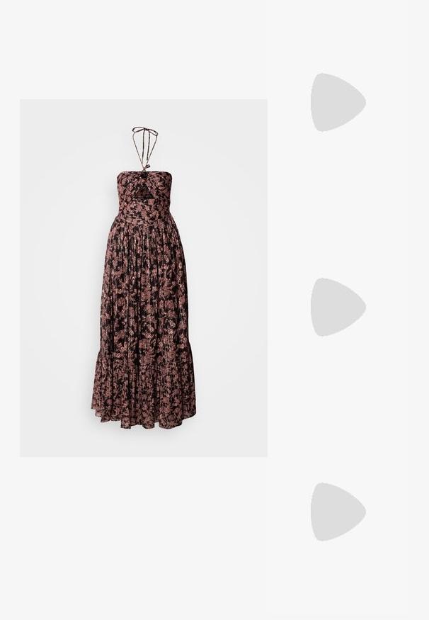 Maxi sukienka bez ramiączek, plisowana, w ciemnym materiale z różowymi kwiatowymi wzorami. Związany dekolt w kształcie haltera i falbaniasty dół.; Czarne skórzane szpilki typu slingback z ostrym noskiem, posiadające smukły obcas i złoty akcent na regulowanym pasku. Gładka tekstura.; Czarna skórzana torebka o strukturalnym designie, z przyciętą formą, górnym uchwytem i złotymi akcentami. W zestawie regulowany pasek na ramię.; Srebrne kolczyki-hoop o gładkim, zakrzywionym designie. Posiadają błyszczące metaliczne wykończenie i zapięcie na sztyft. Brak widocznych wzorów lub akcentów.