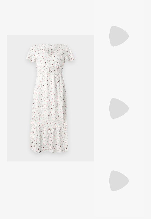 Vit midiklänning med små röda blommönster, korta ärmar, v-ringing, smockad midja och en utsvängd volangkant. Tyget ser ut att vara lätt.; Spetsig tå högklackad sko med en färgpalett av silver, guld och nude. Glansig yta med utskärningsdesign, utrustad med en stilettklack.; Silverfärgad metallisk påse med en mjuk, rundad form och en knutstängning upptill. Tillverkad av ett mjukt material i konstläder.; Silverörhängen med en vriden design som har en blank yta och bakåtlås. Mått ca 3 cm i diameter.