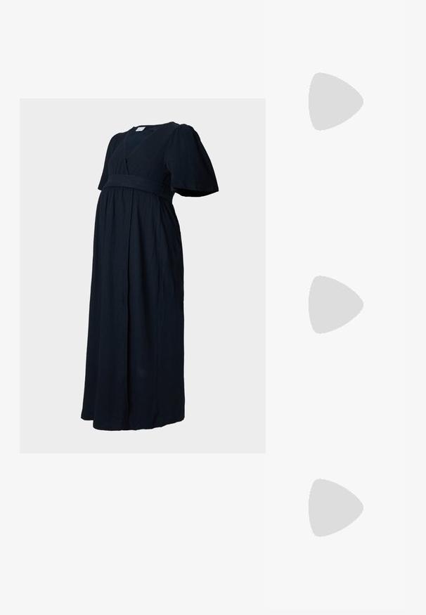 Donkerblauwe maxi-jurk van een gestructureerde stof, met een v-hals, pofmouwen en een gerimpelde tailleband voor een losse pasvorm.; Gouden metallic hoge hak schoen met een spitse neus, een enkelband met een ronde sluiting en een chunky hak ontwerp. Gladde textuur.; Zwarte leren schoudertas met een gladde textuur, rechthoekige vorm en een metallic kettingdetail aan de voorkant. Verstelbare schouderband inbegrepen.; Zilverkleurige oorbellen in een gedraaide hoepelontwerp, met een gestructureerde oppervlakte en geribbelde details, bevestigd met een post sluiting.