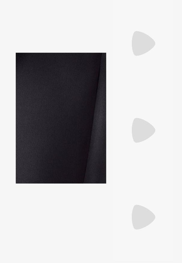 Must tume, millel on sile tekstuur ja kerge sära. Ühtlane värv ilma mustriteta, materjalis on nähtavad voldid.; Must-sinine nahkjalats musta läikiva viimistlusega, millel on terav nina ja keskmise kõrgusega plokk konts. Sile tekstuur ja minimalistik disain.; Mustad ümarad päikeseglaasid, millel on gradient objektiivid, paksud raamid ja kuldse tooni kettaga kaunistused tempelitel.; Must musta kott, millel on struktureeritud kuju, sile tekstuur ja metallist klamber. Kombineeritud laiate mustade pükstega ja avatud varvaste sandaalidega puidust põrandal.