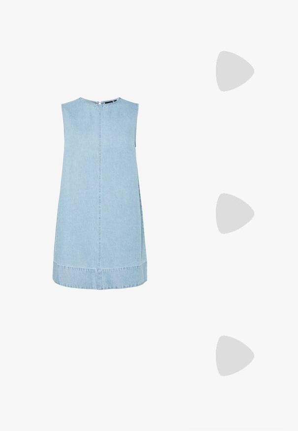 Vestido de mezclilla azul claro con escote redondo, diseño sin mangas, cierre de cremallera en la parte posterior y corte recto con un bajo ligeramente curvado.; Bailarinas de cuero negro, punta afilada, diseño minimalista, textura suave, tacón bajo, sin herrajes ni adornos visibles.; Bolso cruzado de piel negra con textura suave, forma rectangular y un detalle de cadena metálica en el frente. Incluye una correa ajustable.; Anillo de plata de doble banda con una superficie lisa y pulida. Presenta un diseño fluido y curvado con secciones superpuestas para un aspecto moderno.