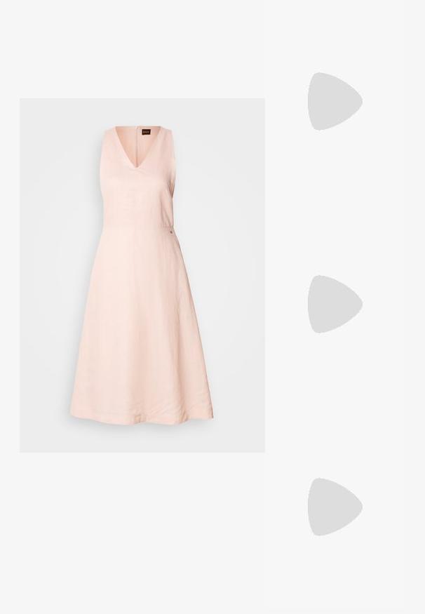 Rosa lin kjole uten ermer med V-hals og en tettsittende overdel, som videre går ut i en knelang skjørt. Har en liten logo detajl nær midjen.; Sko med spiss tå og slingback i off-white skinn, med lav hæl og utskårent design, med en glatt tekstur og minimale detaljer.; Kremfarget håndveske med teksturert overflate, buet form, kort håndtak og gullfarget logo. Glidelås lukking på toppen.; Sølvmetalløreringer med avrundede former, en polert overflate og subtile graveringer av merket "BOSS" på de nederste delene.