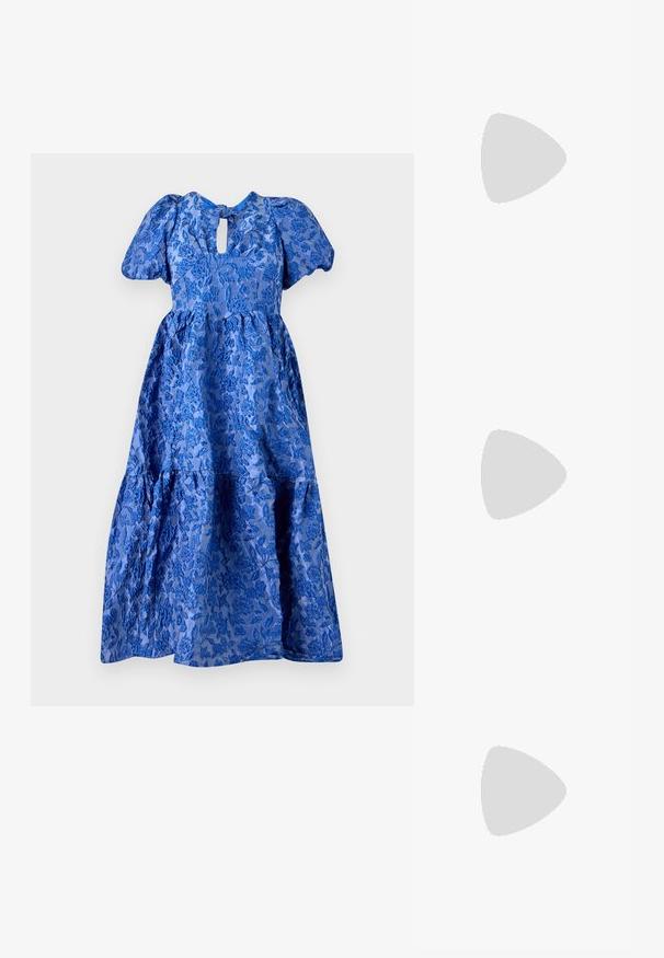 Blå blommönstrad klänning med puffärmar, nyckelhålsknäppning och flerlagat fåll. Tillverkad av mönstrad tyg med en texturerad yta.; Spetsig tå högklackad sko med en färgpalett av silver, guld och nude. Glansig yta med utskärningsdesign, utrustad med en stilettklack.; Silverfärgad metallisk påse med en mjuk, rundad form och en knutstängning upptill. Tillverkad av ett mjukt material i konstläder.; Silverörhängen med en vriden design som har en blank yta och bakåtlås. Mått ca 3 cm i diameter.
