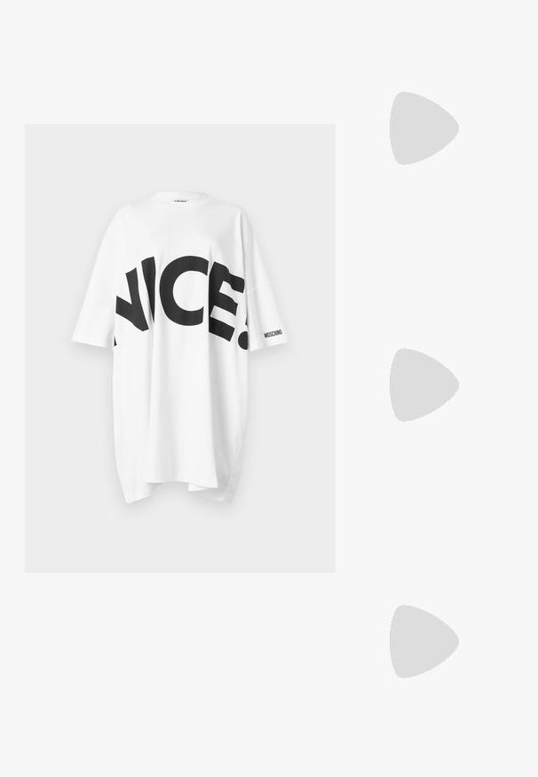 Bílé oversize tričko s tučným černým nápisem "NICE." na přední straně. Krátké rukávy a logo "MOSCHINO" na jednom rukávu. Měkká, pohodlná tkanina.; Bílý žebrovaný tílko s kulatým výstřihem a kovovým detailem na rameni. Měkká textura, přiléhavý střih a bezrukávový styl.; Černé lakované kožené muly na vysokém podpatku s špičatou špičkou a elegantním siluetou, s otevřenou zadní částí a štíhlým stiletto podpatkem.; Černá kožená kabelka s křivkovým designem, zdobená stříbrnými hřebíky, s přezkou a dvěma bočními kapsami. Nastavitelný popruh pro různé možnosti nošení.